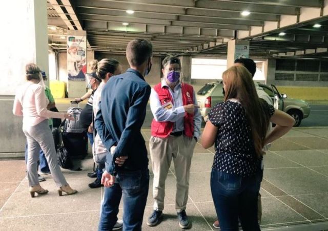 RUMBERA947COJ's tweet photo. El Consulado General de España en #Caracas anunció en Twitter que las autoridadesde Venezuela aún no han ofrecido una respuesta tras la suspensión de un vuelo de repatriación programado para partir de Maiquetía con destino a Madrid durante la tarde de esta sábado #25Ju https://t.co/ITHgXwAUXF