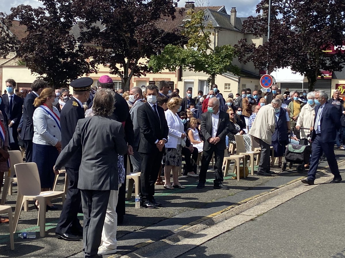 La cérémonie républicaine en l’honneur du  #PèreHamel débute.