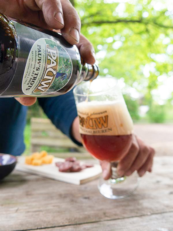 debuurman_nu's tweet photo. Een Pauw Biertje om het weekend mee af te sluiten... Altijd een goed idee! 😉 Ontdek de verschillende Pauw Bieren in onze webshop 👉🏻 https://t.co/2OdyWX6Wth #proost 🍻 #DeBuurman https://t.co/rILRcurjHf