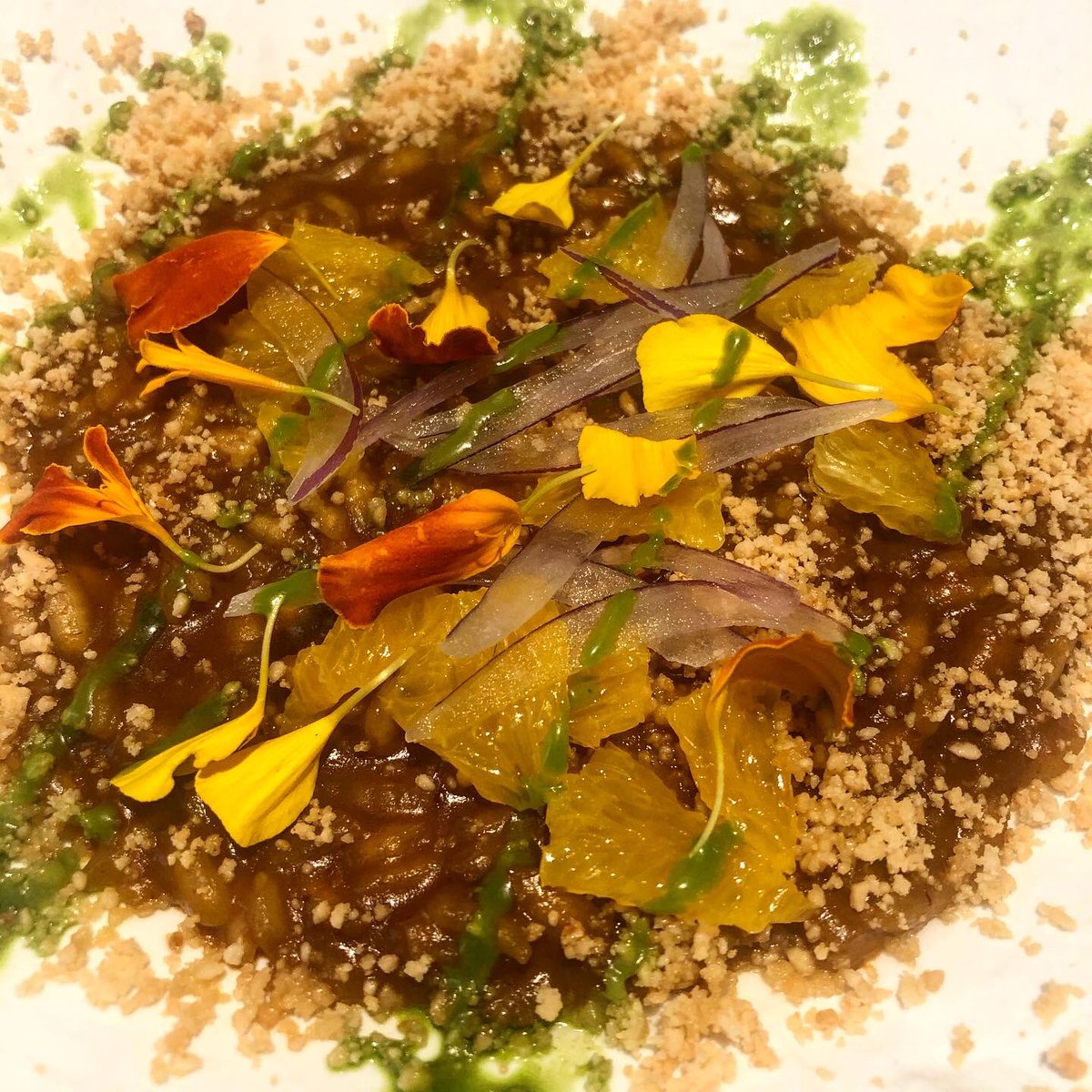 Tenemos en #Madrid muy buenas cocineras. Begoña Fraire lo hace francamente bien en #Étimo, con una cocina de influencia y producto extremeño muy bien ejecutada. El Gazpacho de cereza y el Pisto extremeño con un jugo de cerdo de bellota son estupendos platos