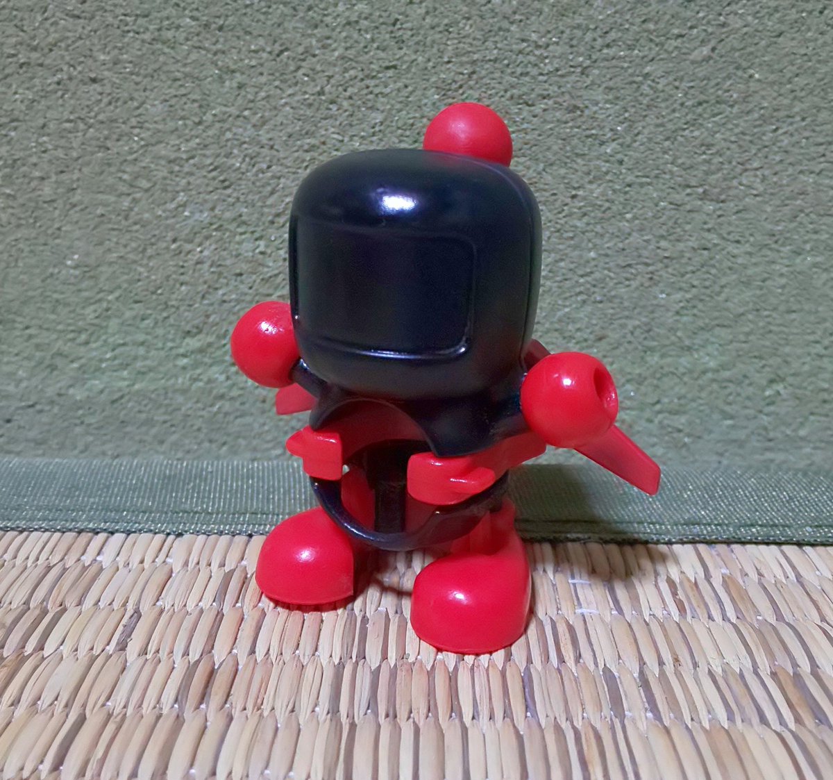 ブラック V Twitter 完成 名付けて ニューラボン です こうして見ると 海外のボンバーマンみたい 中に人が入ってるようなアレ パワーウイングによる強発射 クイックローディングによる連射 パワー 攻撃 と連射 素早さ を両立させた ニューラらしいビーダマン