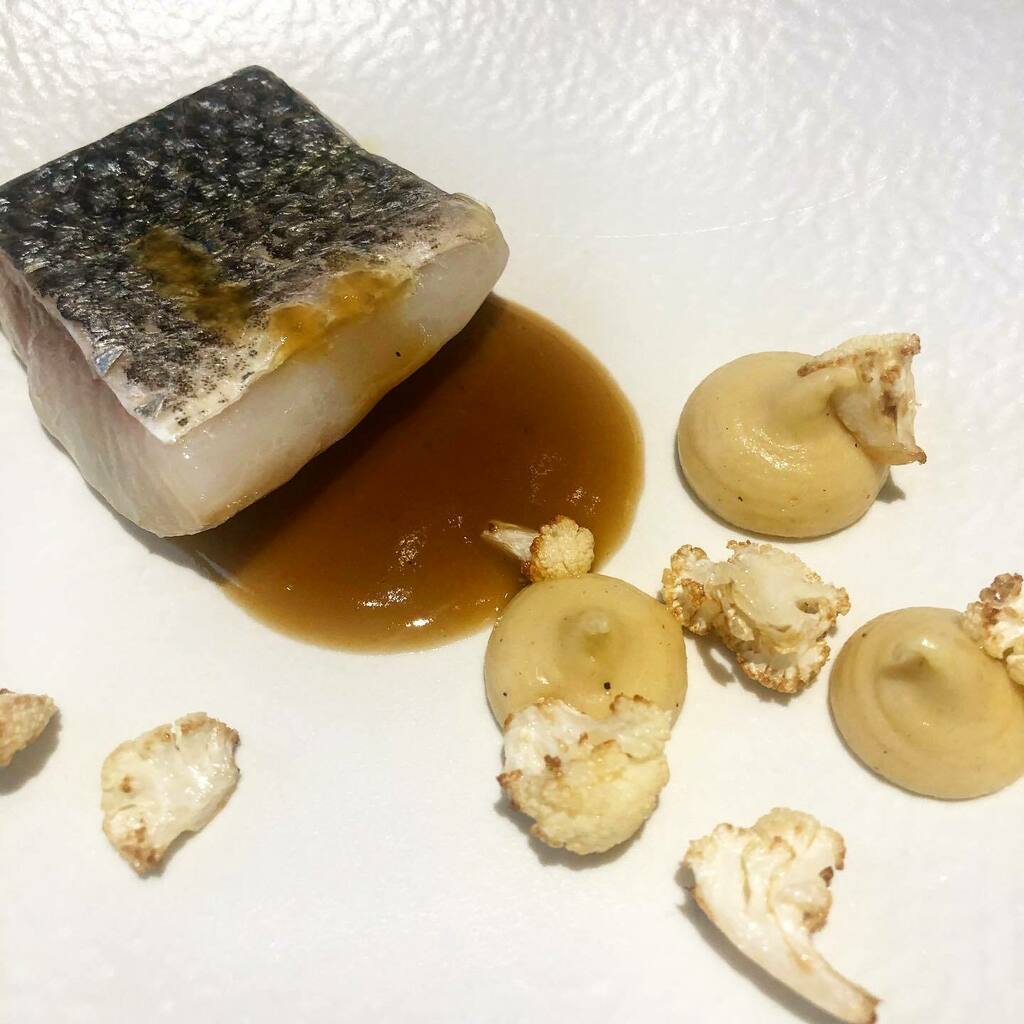 Lubina con un fantástico concentrado de sus huesos y una muy rica coliflor en texturas - #Étimo #Madrid instagr.am/p/CDGeqMwKay6/