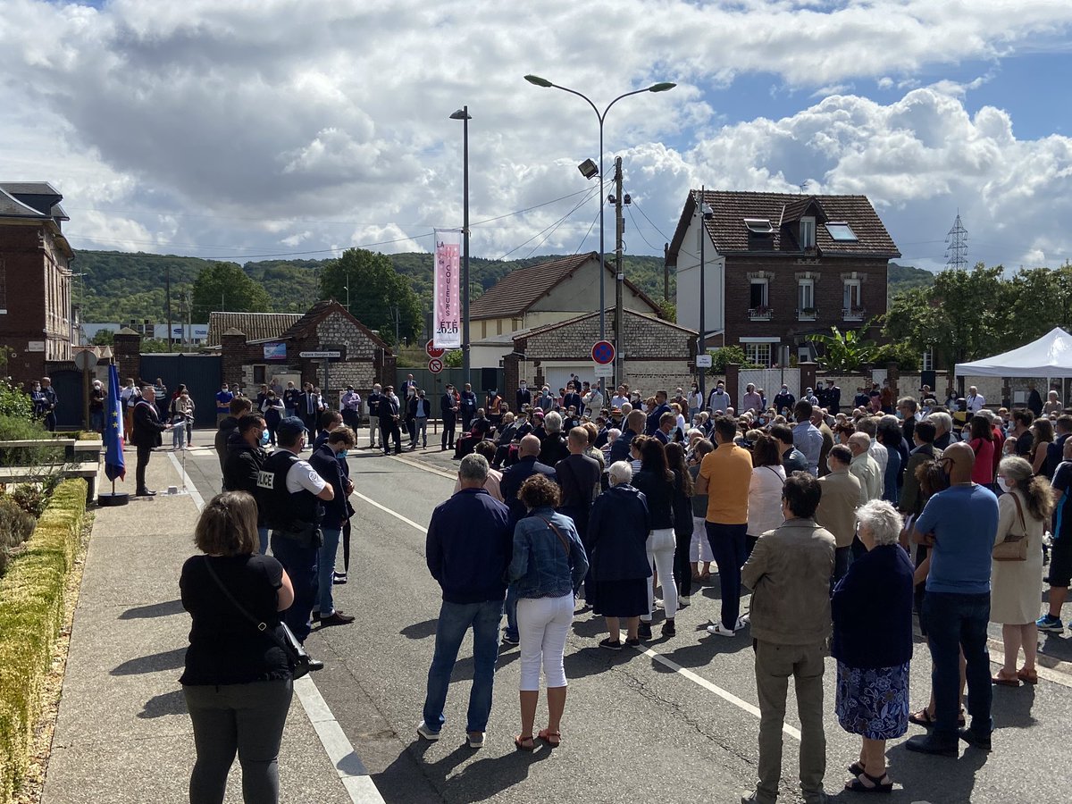 C’est Joachim Moyse, maire de  #SaintEtienneduRouvray qui prend le premier la parole : « Il n’y a pas de paix sans unité, et il n’y aura pas d’unité sans paix. »