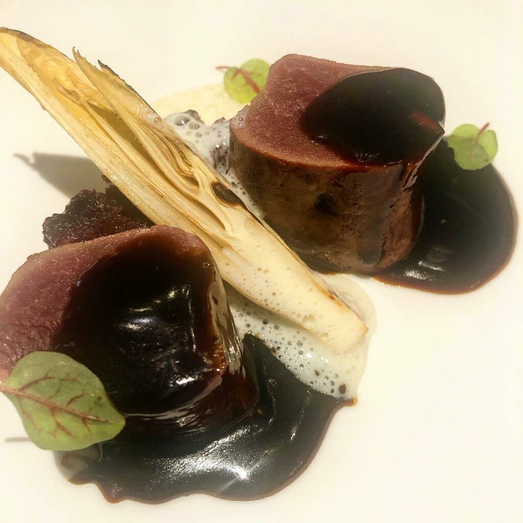 Corzo adobado, con una sabrosa salsa de uva merlot, endivia encurtida y suero de nata - #Étimo #Madrid instagr.am/p/CDGfNRoKuHF/