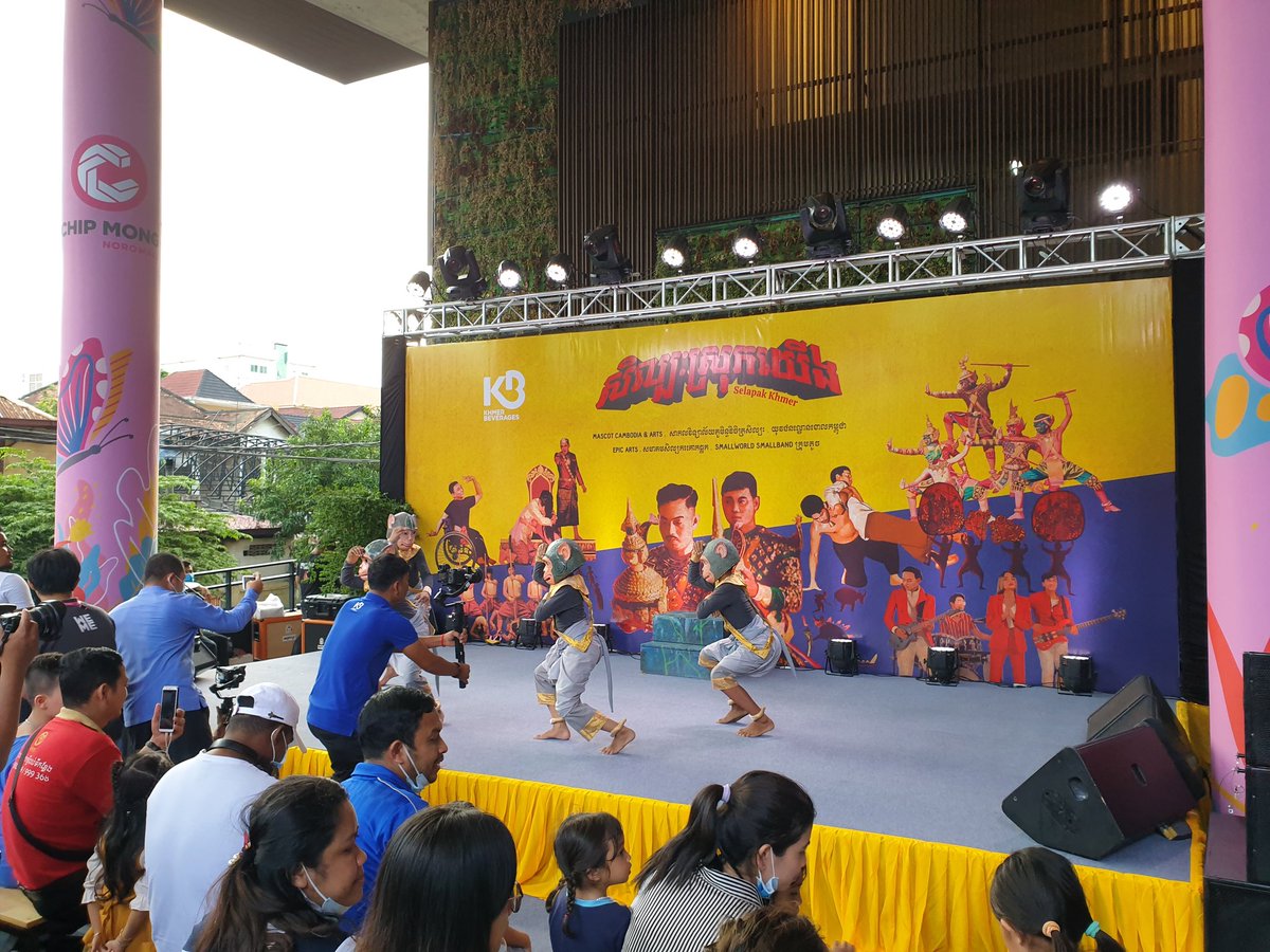 MechDara1's tweet photo. come to see Mr art at #chipmong https://t.co/4iTBhms9e5