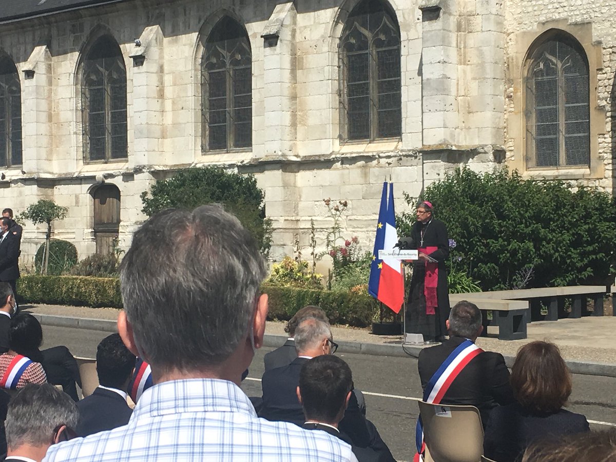 C’est désormais au tour de Monseigneur Eric de Moulins-Beaufort, président des archevêques de France, de prendre la parole