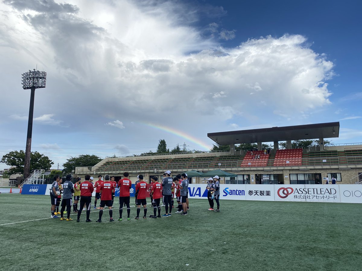 ４日間の合宿が終了！
選手全員が集まり、久しぶりの紅白戦もできました。

練習後、本日誕生日の泉選手をお祝いしていた時の一枚📸
雨の多い４日間でしたが、最後に虹が🌈
大変な日々が続きますが来年皆さんと一緒に笑えるように頑張ります🔥
引き続き応援よろしくお願いします！
#burasaka