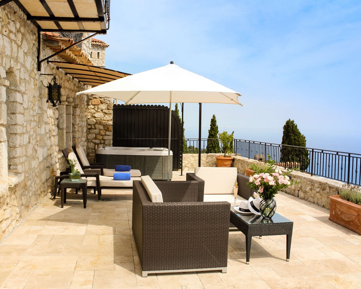 ChateauEza's tweet photo. Jacuzzi, a glass (or more 🤫) of refreshing cocktail, a breathtaking sea view...from your private terrace 😍
Enjoy our "Summer Break Away" offer: 2 nights stay, breakfasts, transfers &amp; access tho the private beach in Eze Bord de Mer 🍸 from 800€/2 nights (contact us for more 😎) https://t.co/Jqcrsgg7VF