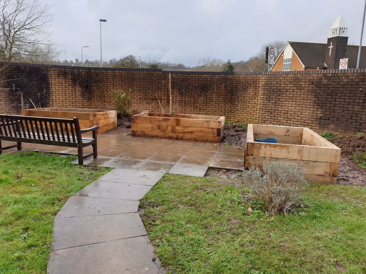 Andywales55uk's tweet photo. This is our big garden before the garden &amp; wildlife project stated up this year &amp; look at it now.🏴󠁧󠁢󠁷󠁬󠁳󠁿🐦🍁🌱🌿😀📷 &amp; me with the wild bird feeder station we got as well https://t.co/Wbtwn1rKG7