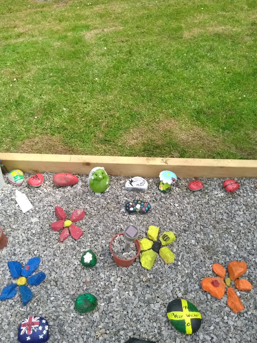 Andywales55uk's tweet photo. This is our big garden before the garden &amp; wildlife project stated up this year &amp; look at it now.🏴󠁧󠁢󠁷󠁬󠁳󠁿🐦🍁🌱🌿😀📷 &amp; me with the wild bird feeder station we got as well https://t.co/Wbtwn1rKG7
