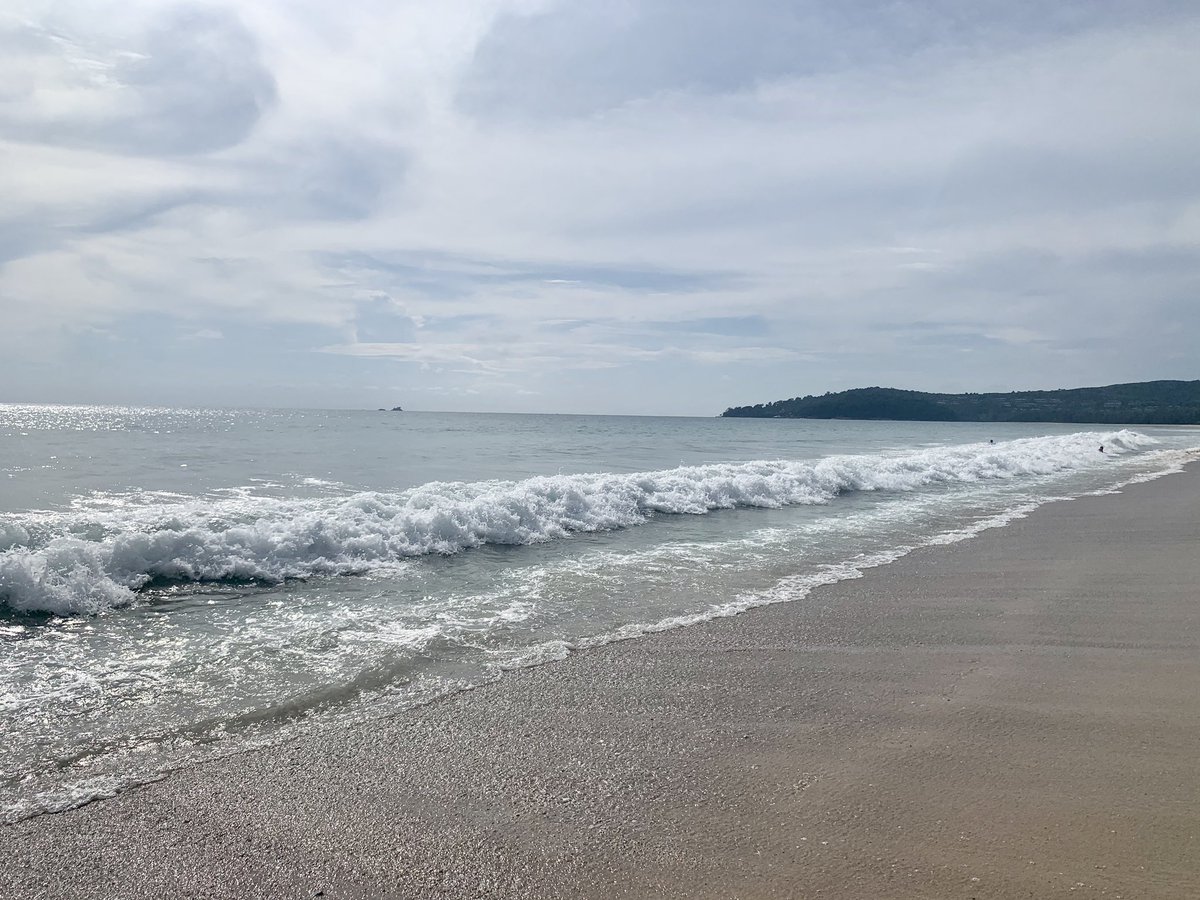 js100radio's tweet photo. RT@Sromee1L: 16.30 น. หาดบางเทา ภูเก็ต กับคลื่นลูกใหญ่ในหาดทรายที่ยาว อากาศเริ่มเปิดแต่ไม่บูลสกาย แค่มีแสงแดดบ้างก็ขอบคุณธรรมชาติในวันอาทิตย์ปลายเดือน #เที่ยวด้วยกัน #กระเป๋าตังค์ #bigwave #Sand #Beach #Andamansea #graycloudy #Sunday #26july https://t.co/gvBQXQhMS8
