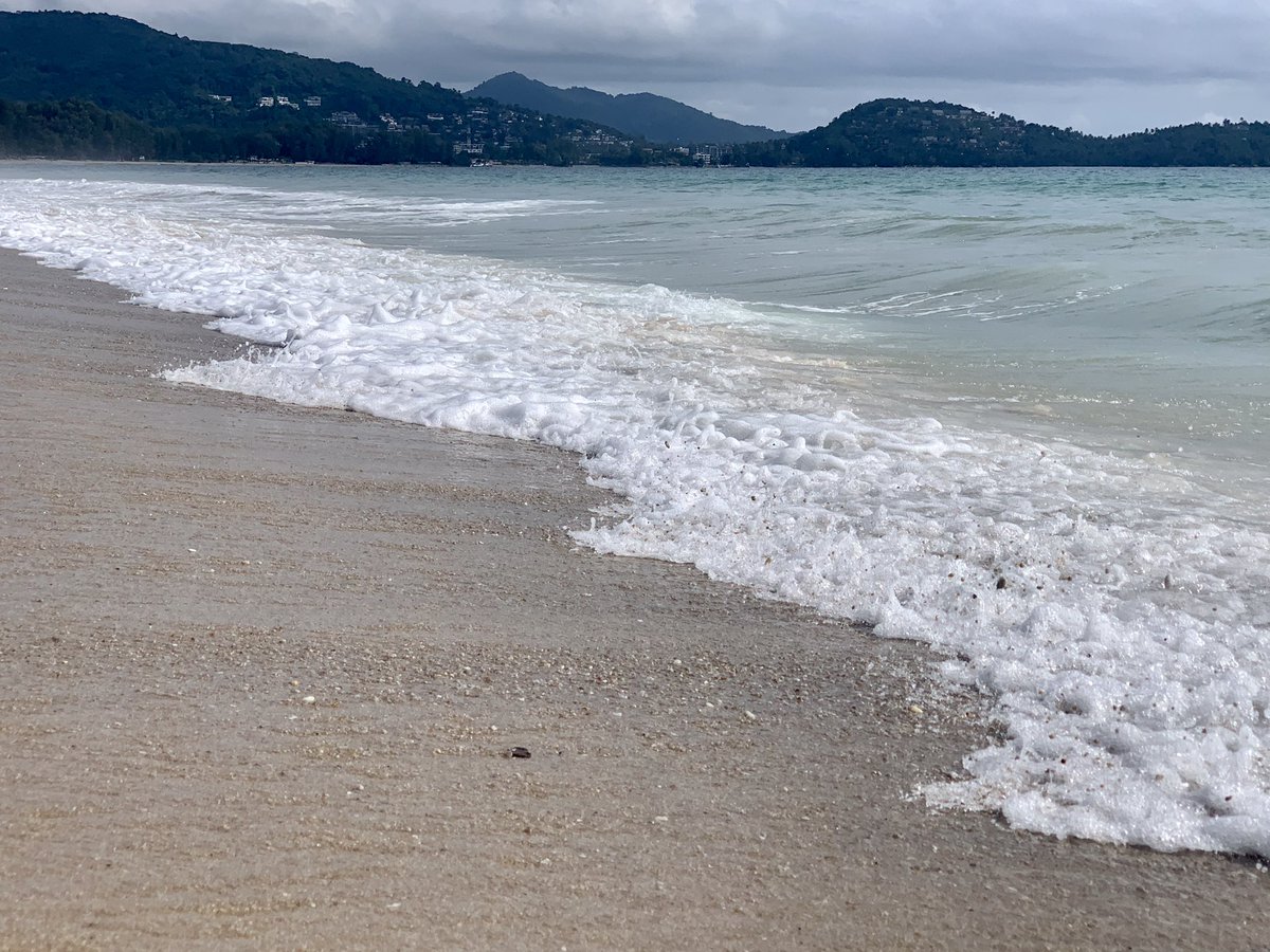 js100radio's tweet photo. RT@Sromee1L: 16.30 น. หาดบางเทา ภูเก็ต กับคลื่นลูกใหญ่ในหาดทรายที่ยาว อากาศเริ่มเปิดแต่ไม่บูลสกาย แค่มีแสงแดดบ้างก็ขอบคุณธรรมชาติในวันอาทิตย์ปลายเดือน #เที่ยวด้วยกัน #กระเป๋าตังค์ #bigwave #Sand #Beach #Andamansea #graycloudy #Sunday #26july https://t.co/gvBQXQhMS8