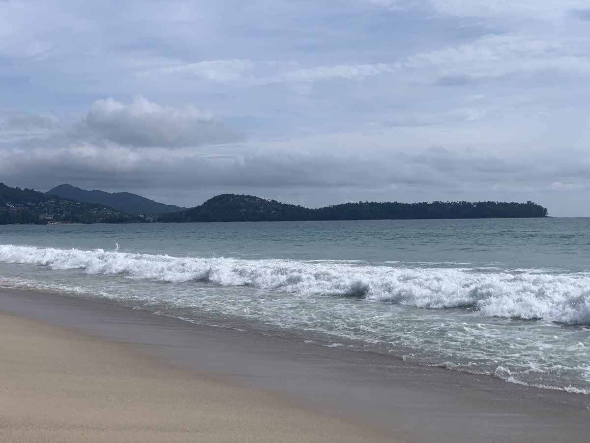 js100radio's tweet photo. RT@Sromee1L: 16.30 น. หาดบางเทา ภูเก็ต กับคลื่นลูกใหญ่ในหาดทรายที่ยาว อากาศเริ่มเปิดแต่ไม่บูลสกาย แค่มีแสงแดดบ้างก็ขอบคุณธรรมชาติในวันอาทิตย์ปลายเดือน #เที่ยวด้วยกัน #กระเป๋าตังค์ #bigwave #Sand #Beach #Andamansea #graycloudy #Sunday #26july https://t.co/gvBQXQhMS8