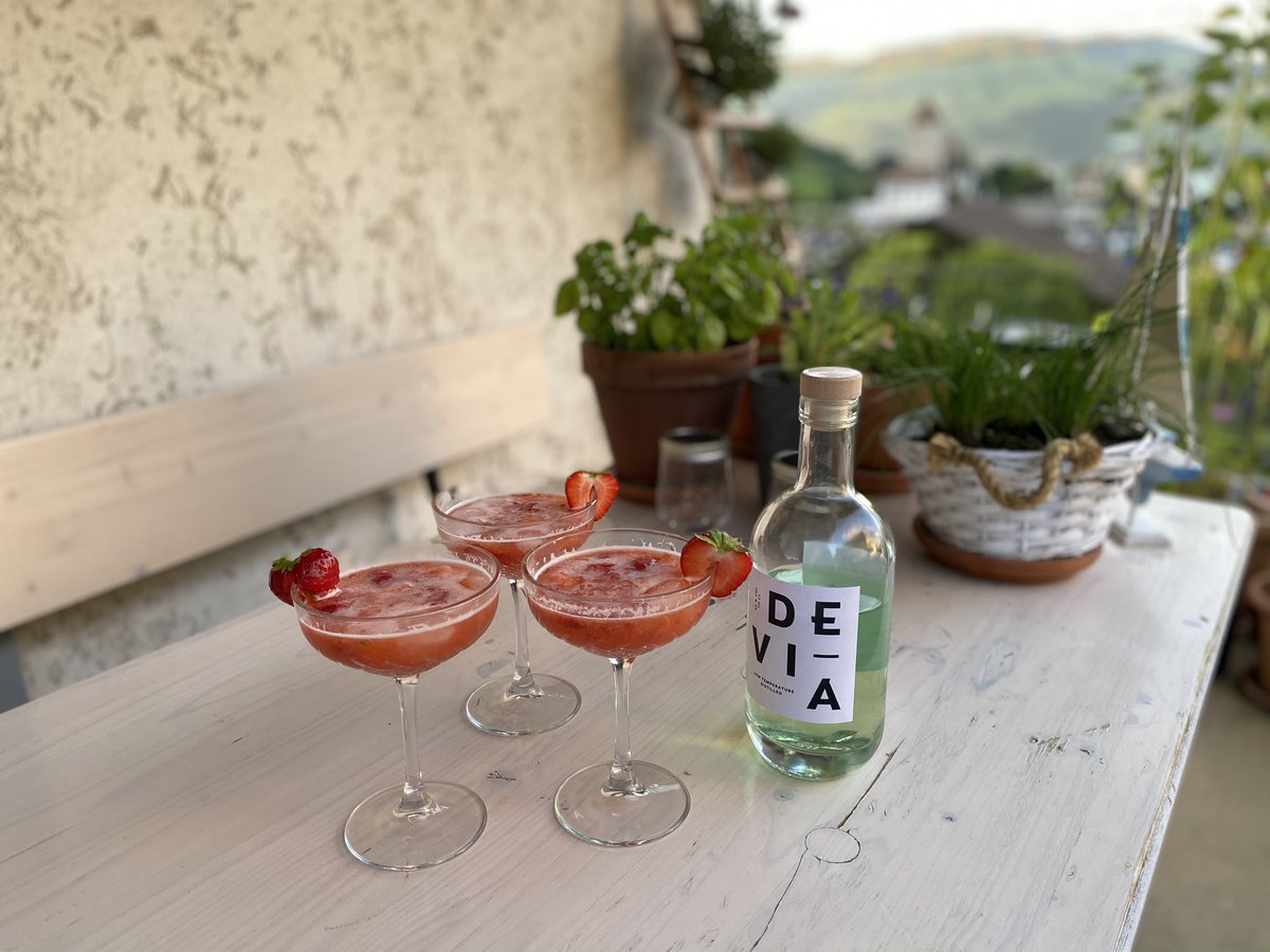 BEMeitschiBlog's tweet image. Kennt ihr Devia schon? Eine in Biel entwickelte Spirituose – herbal erfrischend, ohne Zucker, dafür mit Alkohol. Drüben auf Instagram verraten wir mehr über das neue Trendgetränk. 
instagram.com/baernermeitsch…