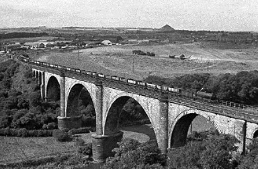 EricWinterPhoto's tweet photo. Victoria Viaduct crossing the River Wear at Penshaw and Penshaw Station (now disappeared) https://t.co/txyBXanxoX