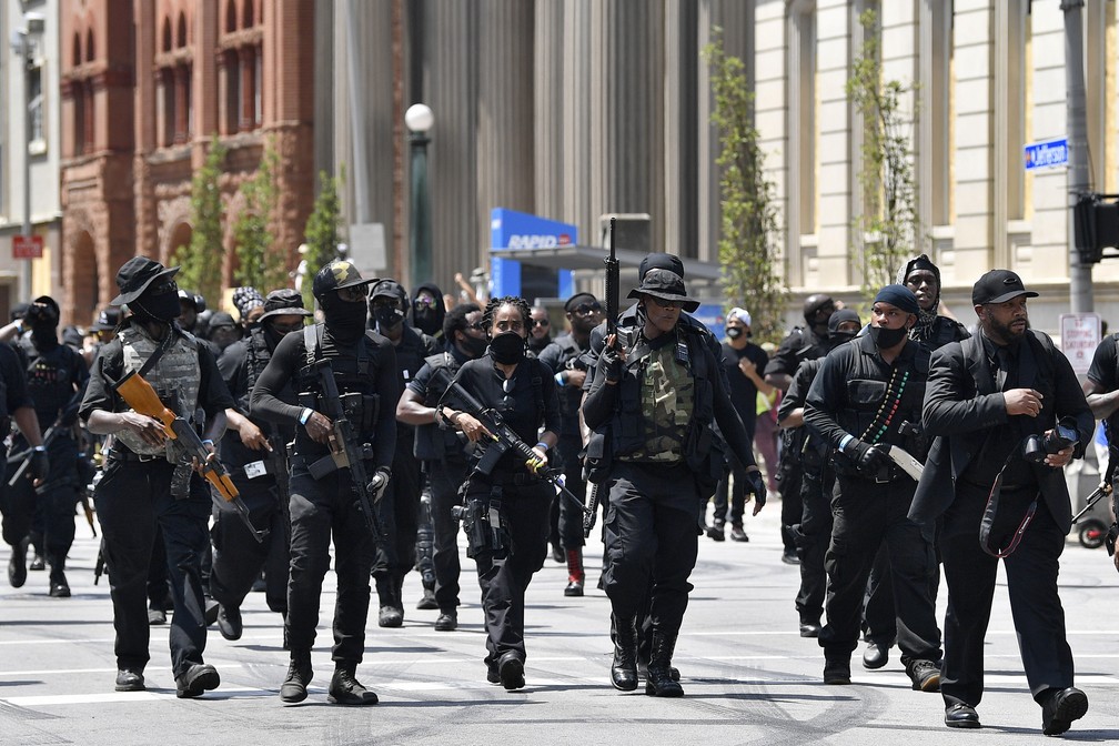 g1's tweet photo. Manifestantes negros armados protestam nos EUA contra morte de Breonna Taylor; a técnica de medicina negra foi assassinada em março por agentes de segurança que invadiram seu apartamento https://t.co/8b14XOIbNL #G1 https://t.co/N0Fnh7J1xp
