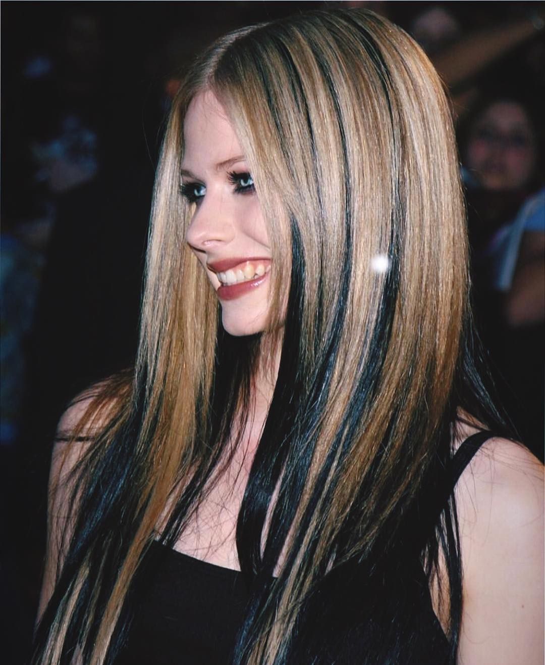 Avril lavigne black hair discount