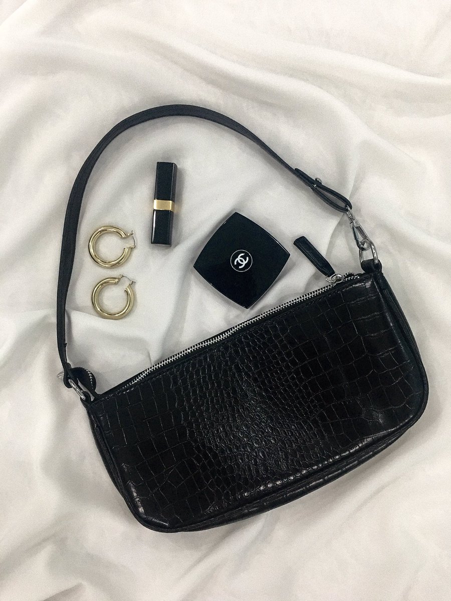 faz_daud's tweet photo. Hello Shopaholics ✨

I’m so excited my 1st fashion business is finally here! Our 1st collection is baguette bags

If this is something you look for, come &amp; check out our IG shop at KHLÉO @shopkhleo

Come &amp; hang at KHLÉO 

Your RT would be appreciated
P/s: You can also DM me here https://t.co/FzsWwBe61l