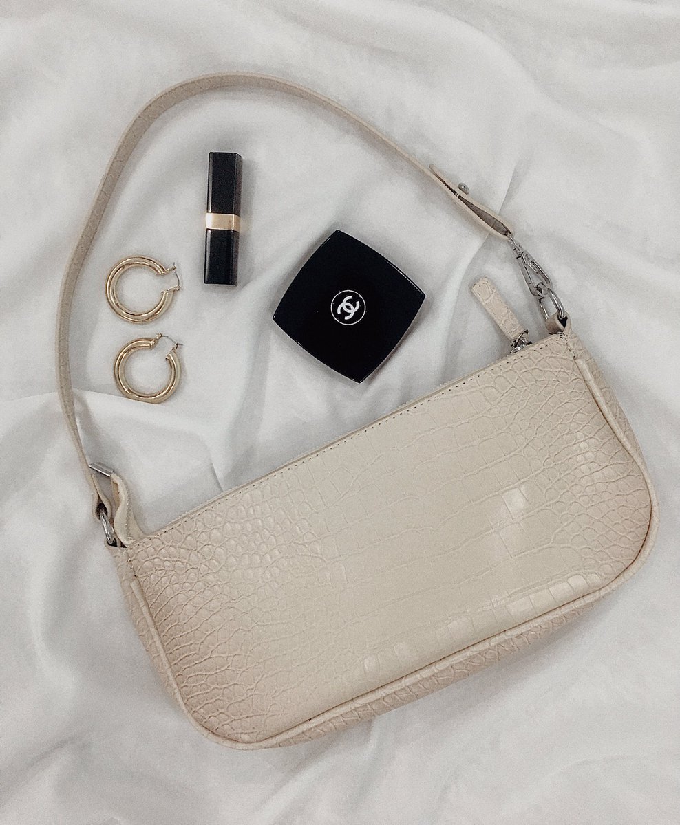 faz_daud's tweet photo. Hello Shopaholics ✨

I’m so excited my 1st fashion business is finally here! Our 1st collection is baguette bags

If this is something you look for, come &amp; check out our IG shop at KHLÉO @shopkhleo

Come &amp; hang at KHLÉO 

Your RT would be appreciated
P/s: You can also DM me here https://t.co/FzsWwBe61l