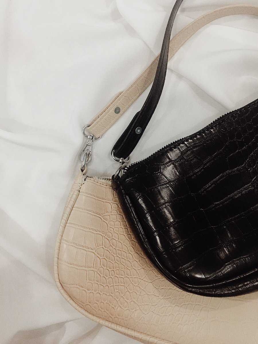 faz_daud's tweet photo. Hello Shopaholics ✨

I’m so excited my 1st fashion business is finally here! Our 1st collection is baguette bags

If this is something you look for, come &amp; check out our IG shop at KHLÉO @shopkhleo

Come &amp; hang at KHLÉO 

Your RT would be appreciated
P/s: You can also DM me here https://t.co/FzsWwBe61l