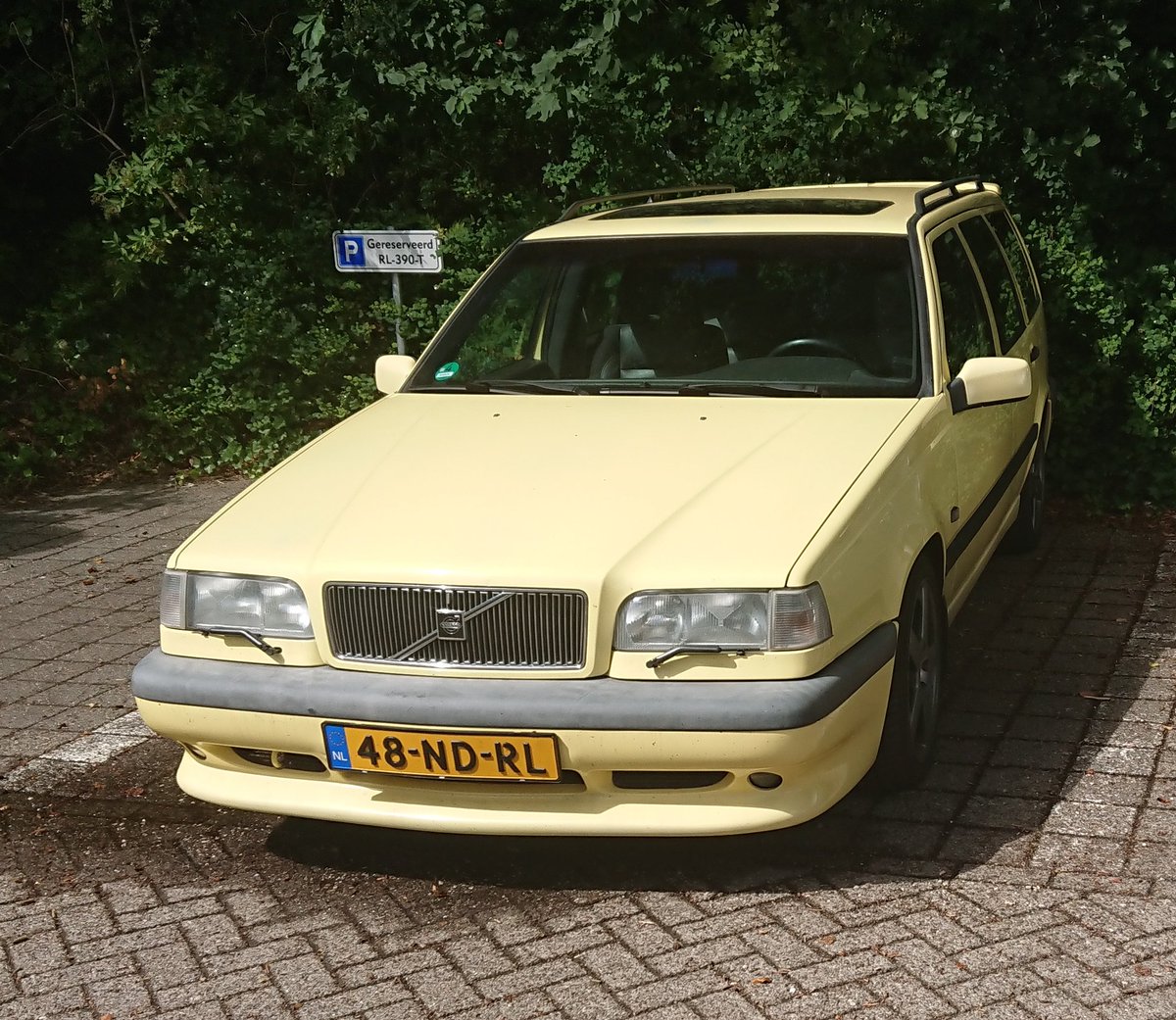 DasDas77's tweet photo. Gespot in #Gieten: Volvo 850 T5, in Cream Yellow. Met z'n 25 jaar al aardig op weg naar de klassiekerstatus. #MooiMan #CreamYellow https://t.co/3B2aREtzMn