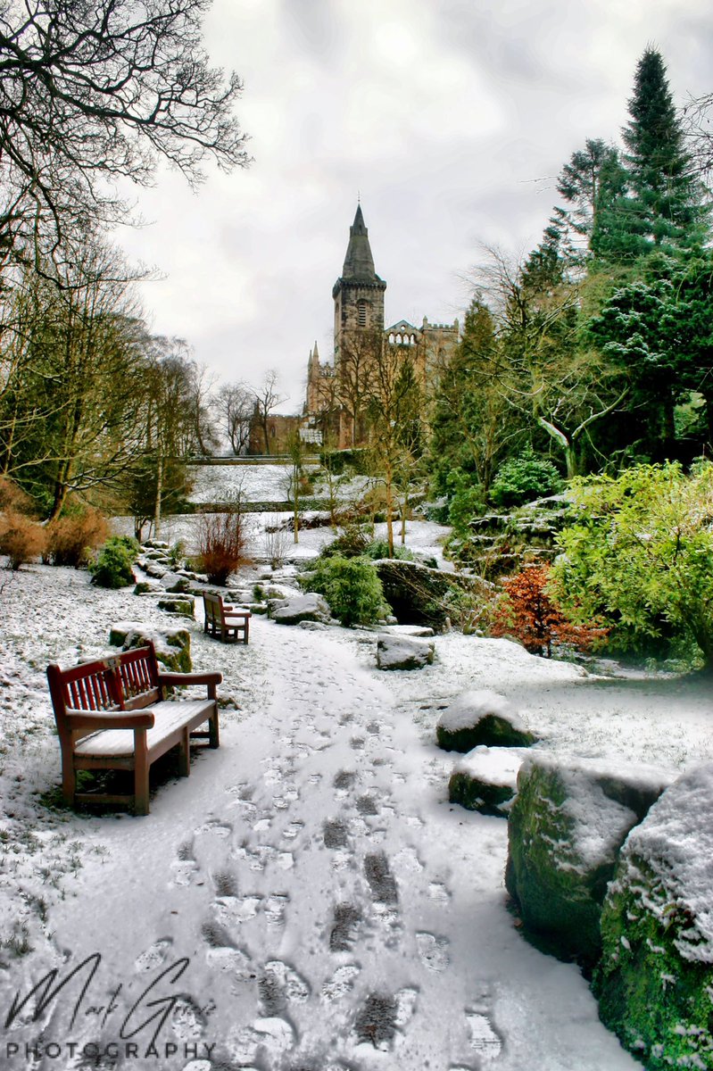 MarkGrieve's tweet photo. A wee blast from the wintery past in #dunfermline town. Well it’s easy to get the seasons confused, even if it’s summer right now 😉. Enjoy your Sunday folks. https://t.co/y3D2k7KWmu
