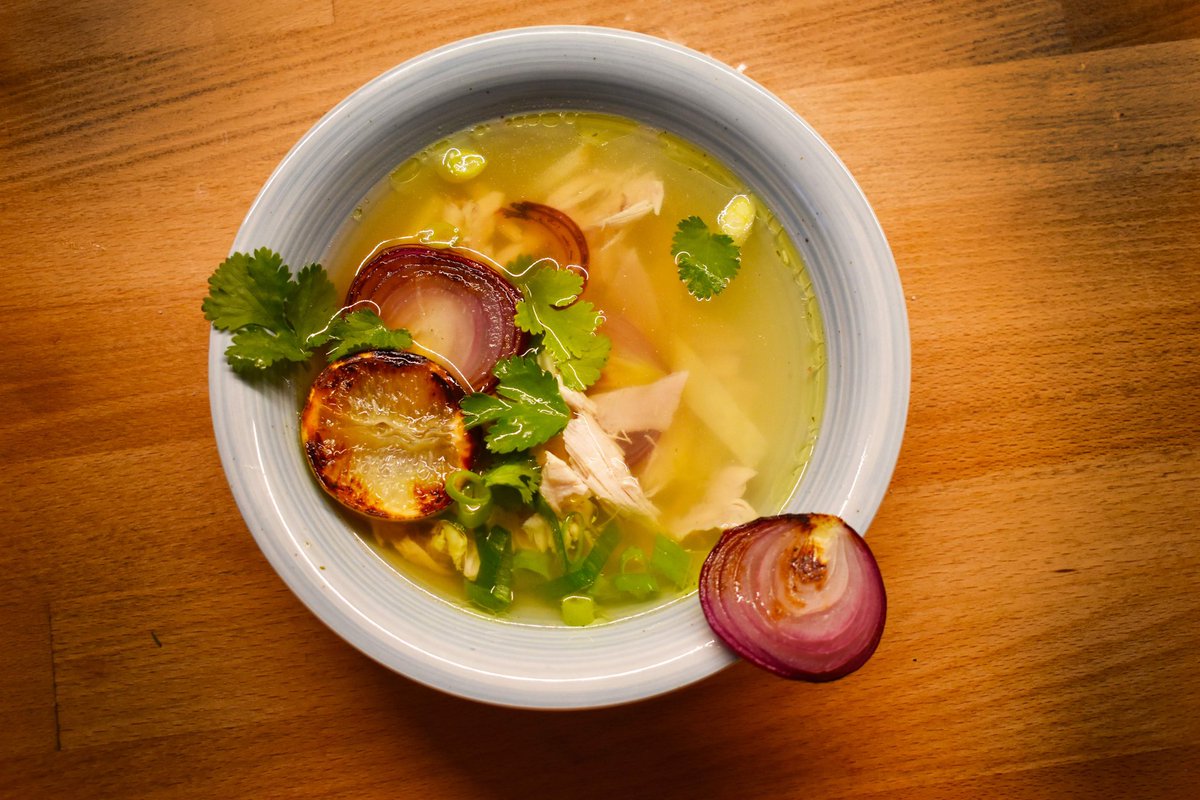 susenkavkuchyni's tweet photo. Jedna z nejlepších polévek na vyproštění 🤤
Sopa de Lima!
Silný kuřecí vývar s čerstvou jarní cibulkou, koriandrem a Limericku šťávou 🔝
#afterparty #hangover #soup #sopadelima #limet https://t.co/xGlGMzaQoL