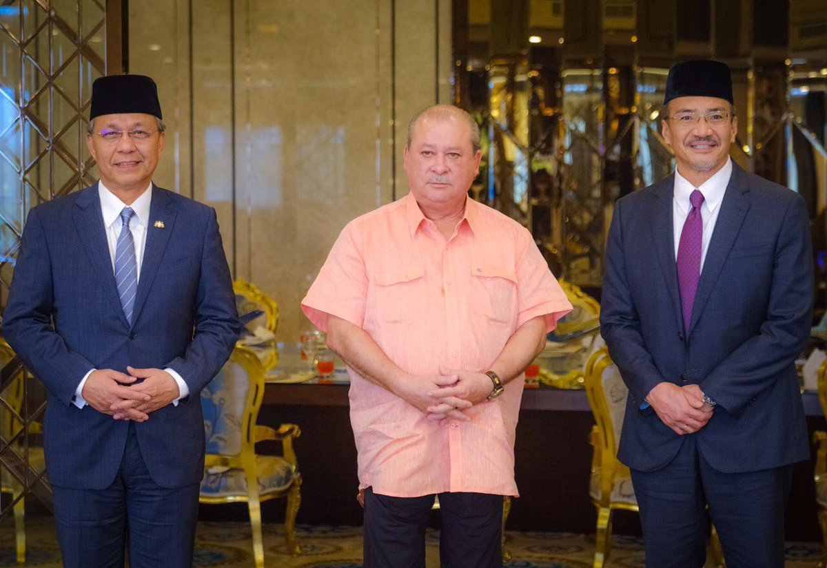 HishammuddinH2O's tweet photo. Menjunjung kasih DYMM Sultan Ibrahim Ibni Almarhum Sultan Iskandar, Sultan Yang Dipertuan Bagi Negeri Dan Jajahan Takluk Johor Darul Ta’zim atas perkenan terima patik menghadap di Istana Polo, Pasir Pelangi tadi. https://t.co/curtQslOEx