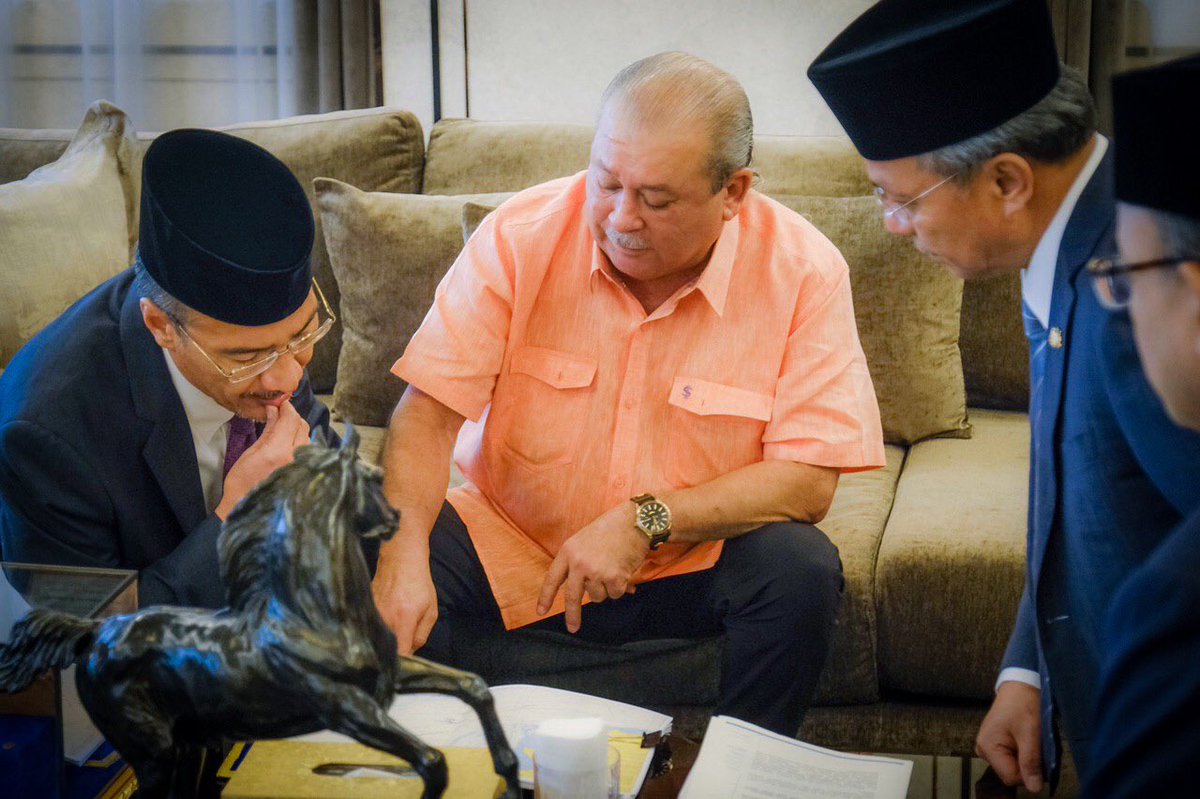 HishammuddinH2O's tweet photo. Pertemuan dengan Baginda Tuanku selama hampir dua jam adalah bagi membincangkan pelbagai perkara berkaitan isu semasa tempatan dan antarabangsa. Allah Peliharakan Sultan! https://t.co/hqMEJ1kDM0