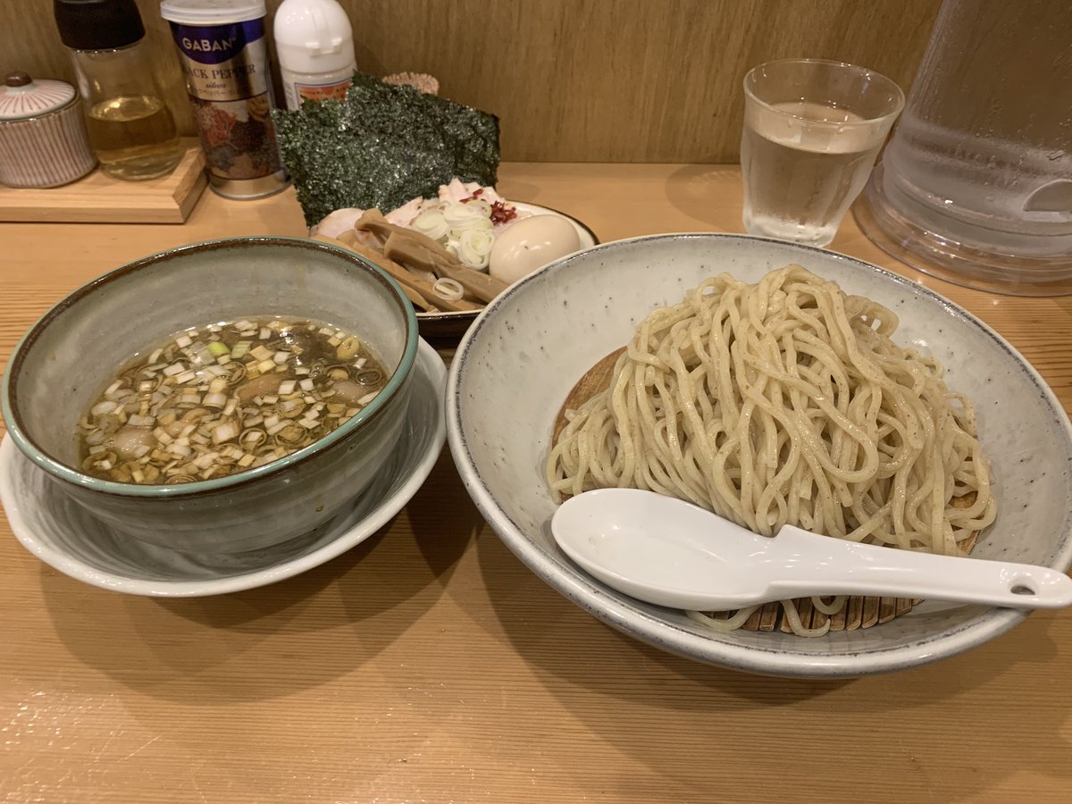 0031Aka828's tweet photo. 気を取り直して実食🙏🏼
本日はつけそばにしました
数種の煮干しに比内地鶏を
長時間 丁寧に炊いたスープは
「多賀野」譲りの旨味を凝縮
した美味い1杯「多賀野」の行列を考えるとコチラも遜色ないので こちらを是非オススメしたいですよね🤗
#ramen_cp
#さおり麺好会
#TRY2019
#多賀野出身
#白髭 https://t.co/xP9k5Ewgc4