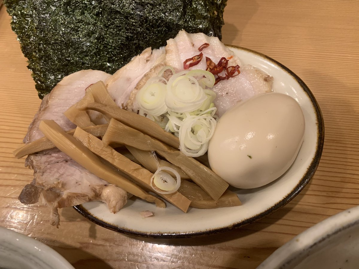 0031Aka828's tweet photo. 気を取り直して実食🙏🏼
本日はつけそばにしました
数種の煮干しに比内地鶏を
長時間 丁寧に炊いたスープは
「多賀野」譲りの旨味を凝縮
した美味い1杯「多賀野」の行列を考えるとコチラも遜色ないので こちらを是非オススメしたいですよね🤗
#ramen_cp
#さおり麺好会
#TRY2019
#多賀野出身
#白髭 https://t.co/xP9k5Ewgc4