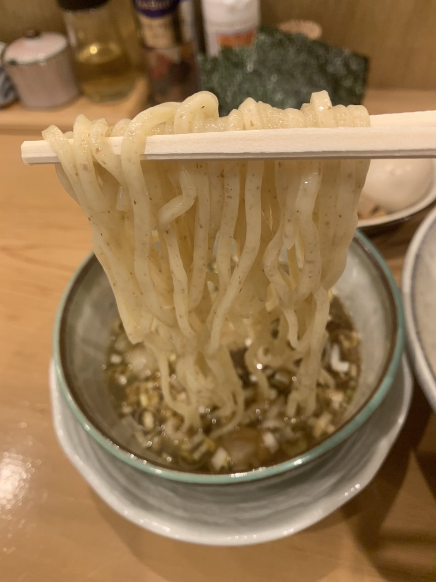 0031Aka828's tweet photo. 気を取り直して実食🙏🏼
本日はつけそばにしました
数種の煮干しに比内地鶏を
長時間 丁寧に炊いたスープは
「多賀野」譲りの旨味を凝縮
した美味い1杯「多賀野」の行列を考えるとコチラも遜色ないので こちらを是非オススメしたいですよね🤗
#ramen_cp
#さおり麺好会
#TRY2019
#多賀野出身
#白髭 https://t.co/xP9k5Ewgc4