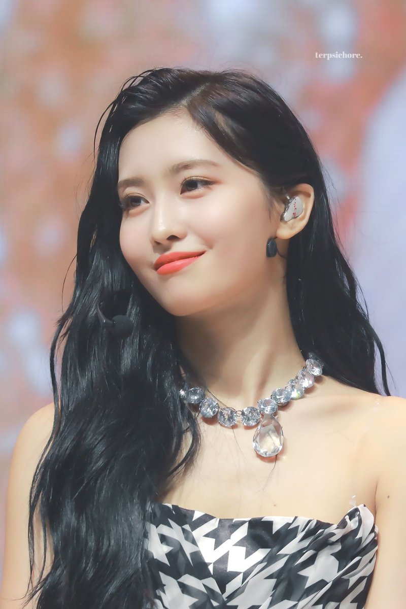 young_minmin_'s tweet photo. Aún sigo leyendo Momo en TT y solo pienso en esta diosa https://t.co/iuwBH7CYUC