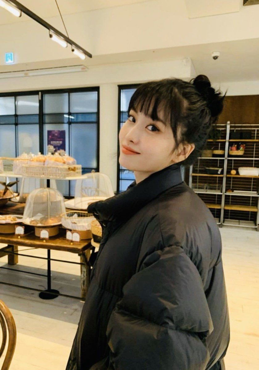 young_minmin_'s tweet photo. Aún sigo leyendo Momo en TT y solo pienso en esta diosa https://t.co/iuwBH7CYUC