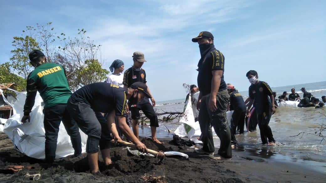 Banser Kab. Pekalongan
Bersama Babinsa, Babinkamtibmas dan TNI AL melaksanakan kegiatan pembuatan tanggul penahan Banjir Rob di Desa Semonet Kec. Wonokerto Kab. Pekalongan
