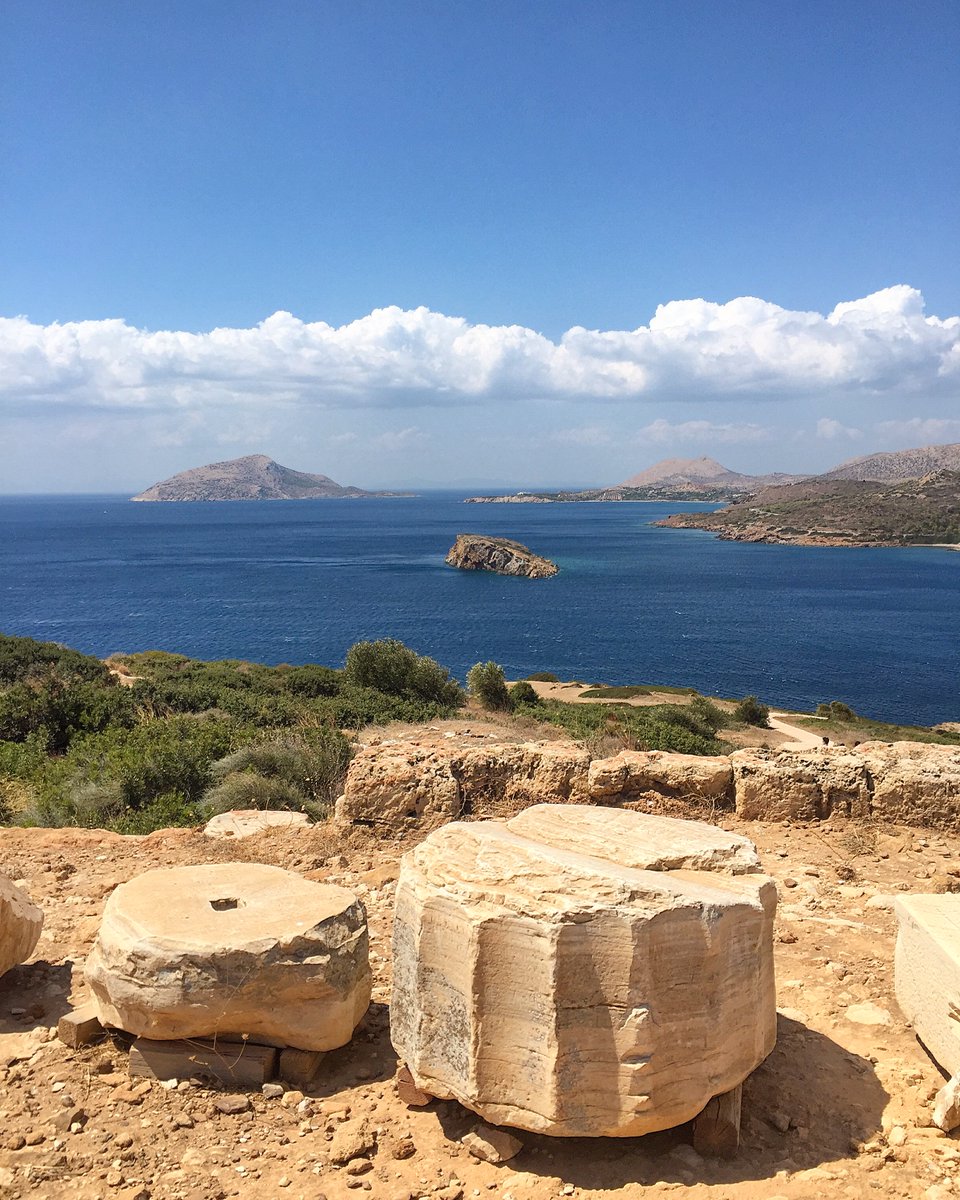 Cap Sounion, temple sacré de Poséidon au sommet d'une impressionnante falaise sur la mer Egée.