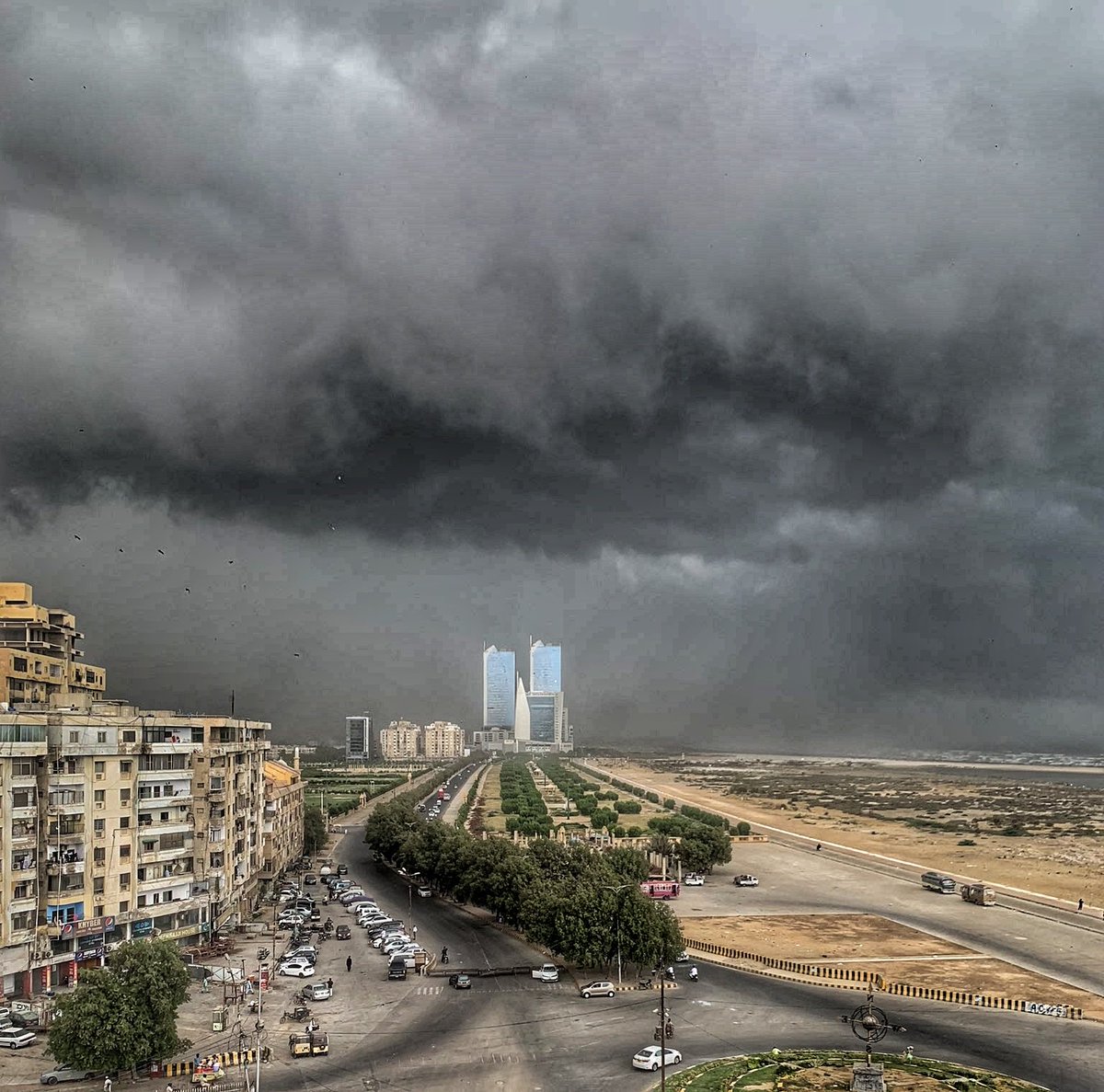 inamullah_adv's tweet photo. Everytime it Rains, it Just Proves how Asthetic and Beautiful this city of lights 
can be😍
#KarachiRains https://t.co/RrQtp1VNrG