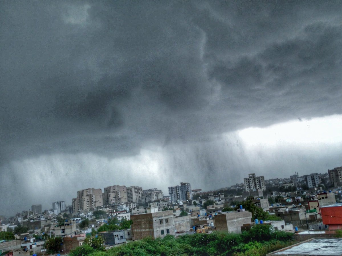 inamullah_adv's tweet photo. Everytime it Rains, it Just Proves how Asthetic and Beautiful this city of lights 
can be😍
#KarachiRains https://t.co/RrQtp1VNrG