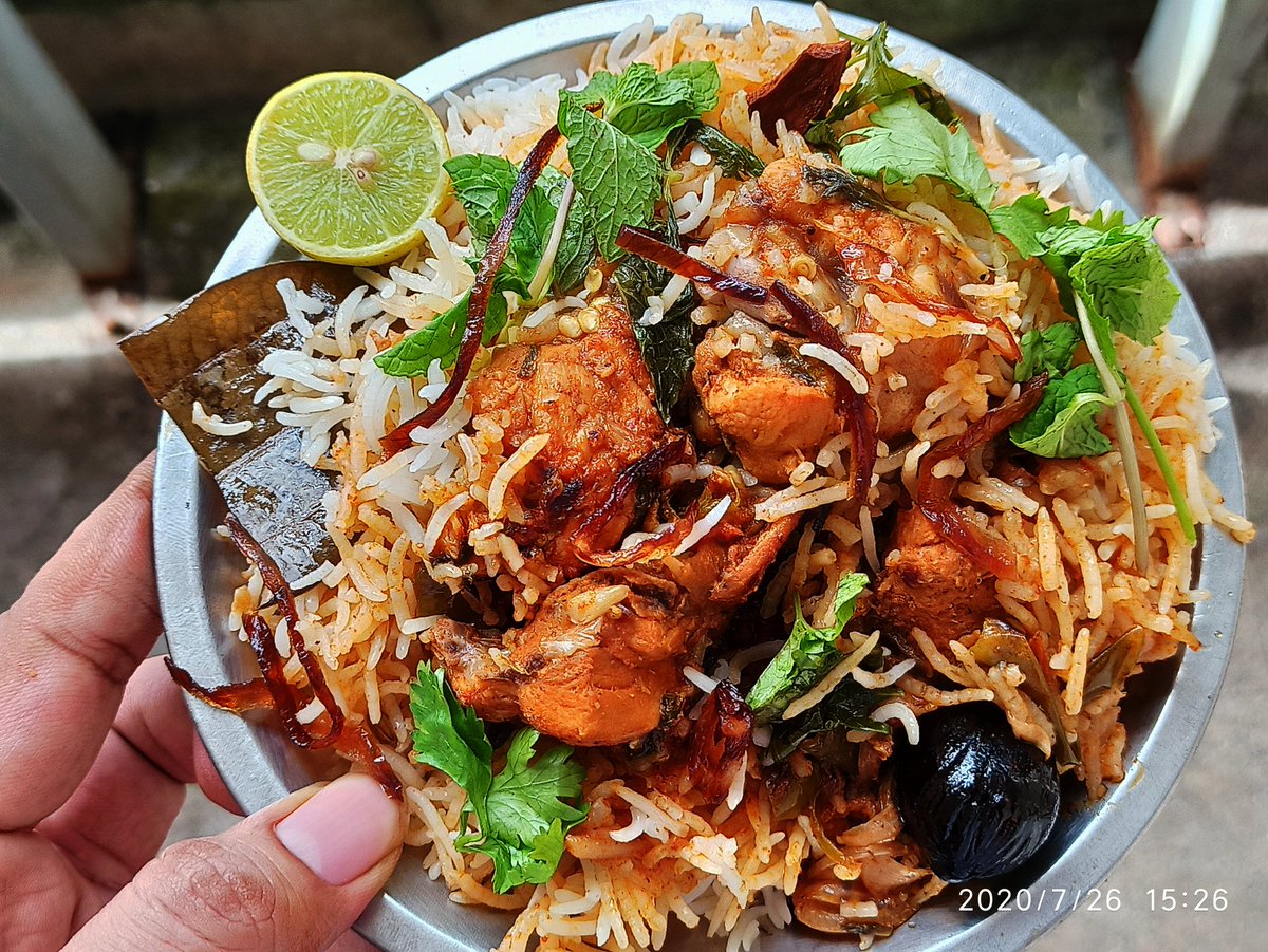 TheBaluu's tweet photo. 𝓒𝓱𝓲𝓬𝓴𝓮𝓷 𝓓𝓾𝓶 𝓑𝓲𝓻𝔂𝓪𝓷𝓲
😋🍗😋❤️💚💙💜
#BaluCooks
#ChickenBiryani
#SundayDhamaka https://t.co/9I6OOtb0bC