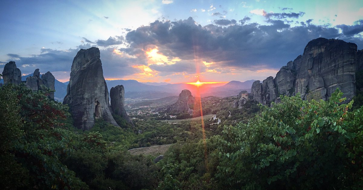 Météores - peut être mon lieu préféré en Grèce.Au XIVe siècle, pour fuir le barbares turcs qui mettaient le pays à feu et à sang, les moines Byzantins ont bâti des monastères-refuges au sommet de pitons naturels inaccessibles!Certains sont encore habités.