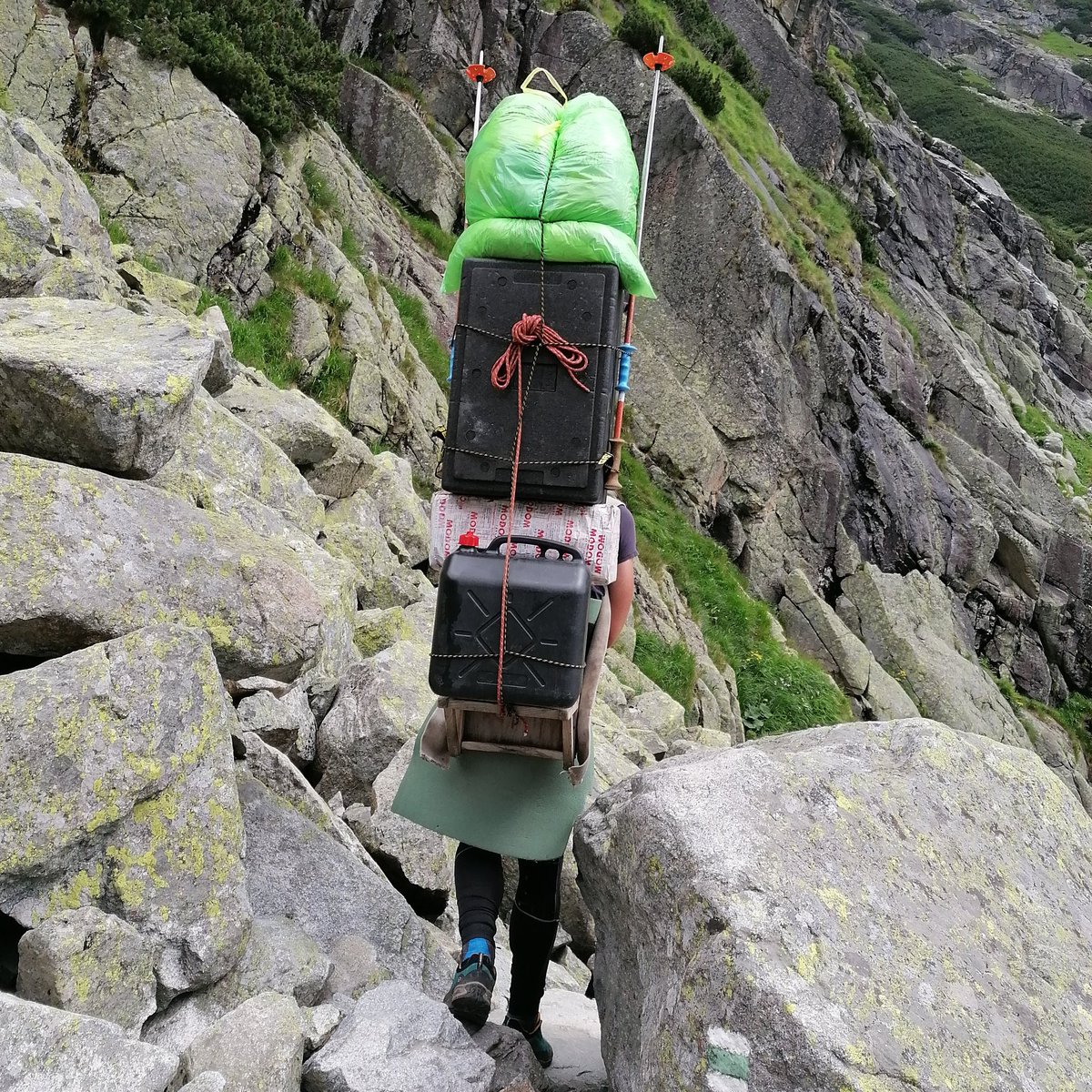 michal_juricek's tweet photo. Tired of your job? This is how everything gets delivered to the mountain chalets in High Tatras 🇸🇰👏 #hightatras #teryhochata https://t.co/sdJemgmHX8