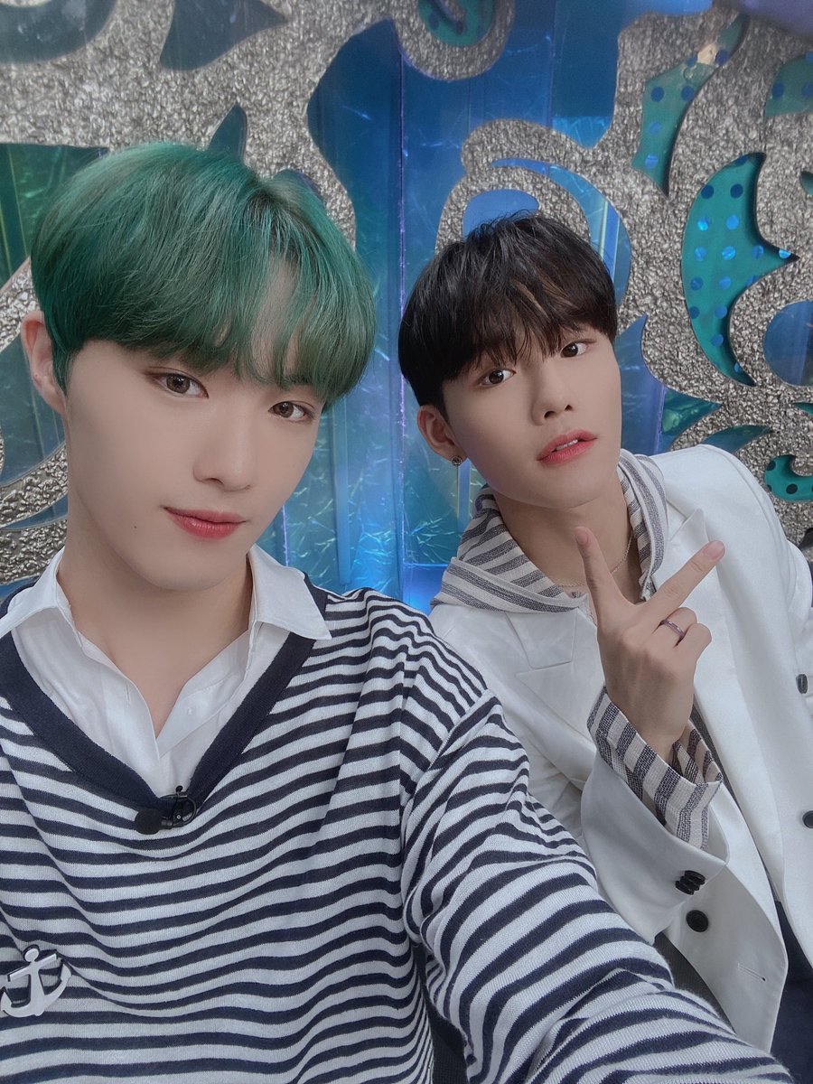CIX_Official's tweet photo. 우왕! 일요일 오후 승훈현석 만날 수 있어 너무너무 행복하다! 💕
픽스들의 월요병 극복을 위해! 승훈이와 현석이의 사진 선물로 드리며 🎁 내일이면 또 시작되는 한 주도 울아엑과 행복하게 보내보아요😙❤️ 

#CIX #씨아이엑스 #승훈 #현석 #MBC #복면가왕 https://t.co/CcEcdN3eEy