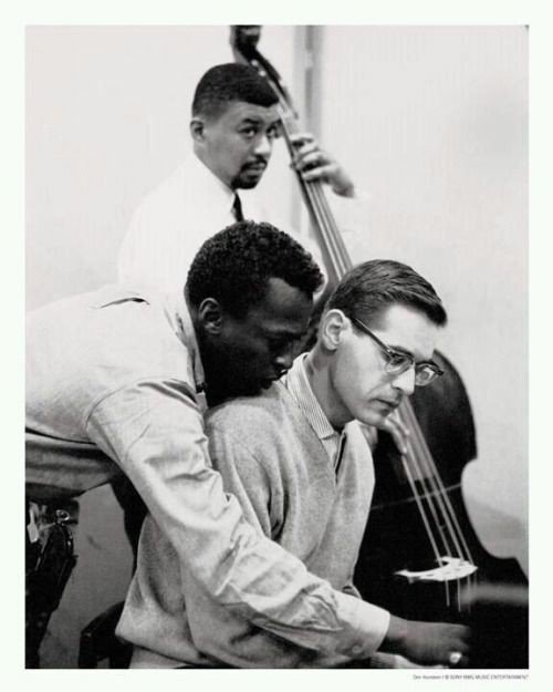 brunojp200's tweet photo. Paul Chambers, Miles Davis &amp; Bill Evans during the making of “Kind of Blue” #jazz #music #milesdavis #billevans https://t.co/2w8e8RN92I