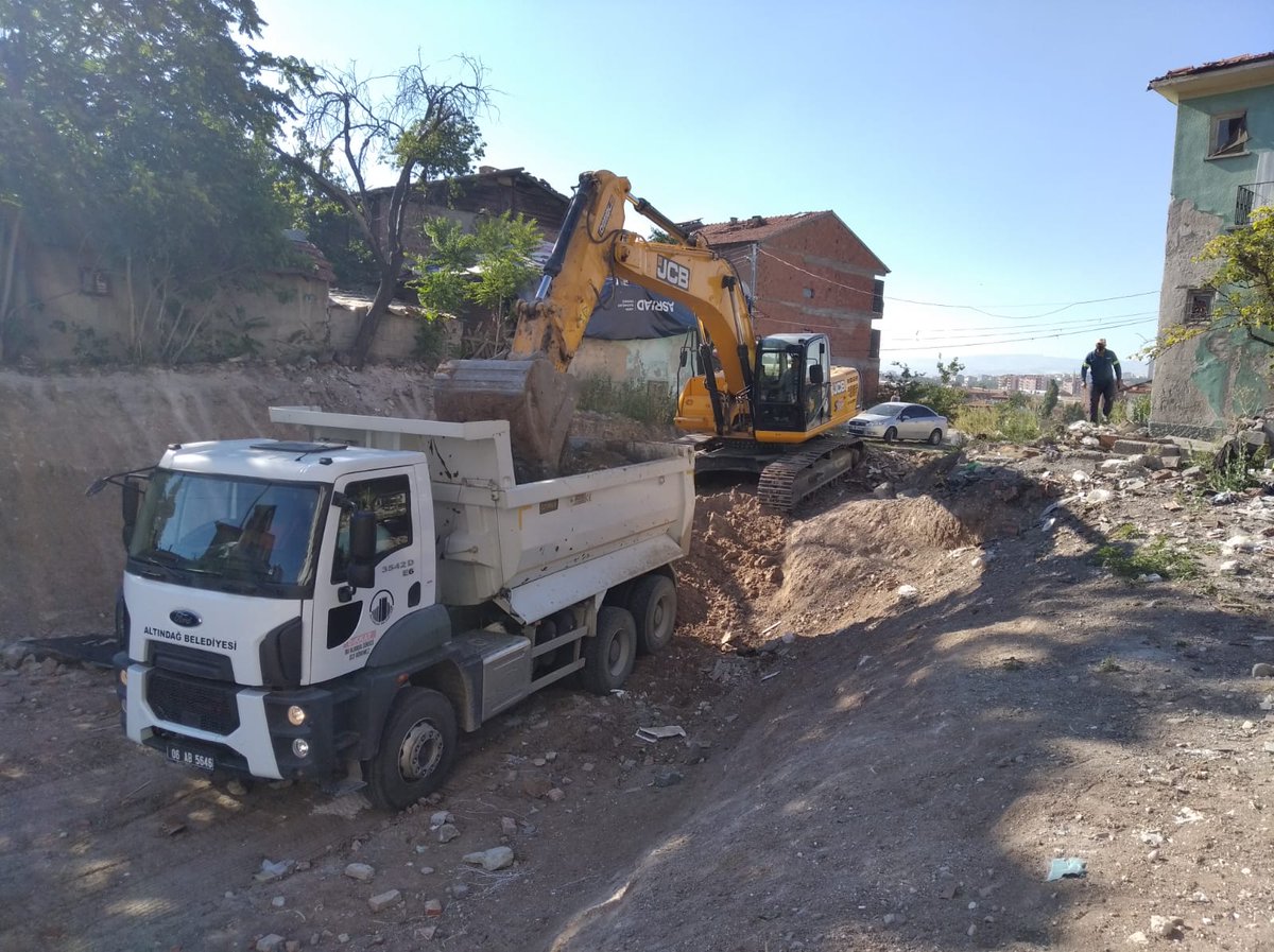asimbalci's tweet photo. YENİ YATIRIMLARA 
YOL AÇIYORUZ👷‍♂️

📍Ulubey / 886. SOKAK
📍Zübeyde Hanım / 607.CADDE
📍Feridun Çelik / 1718. SOKAK

#AltındağÇalışıyor❤ https://t.co/zmGADE6TJT