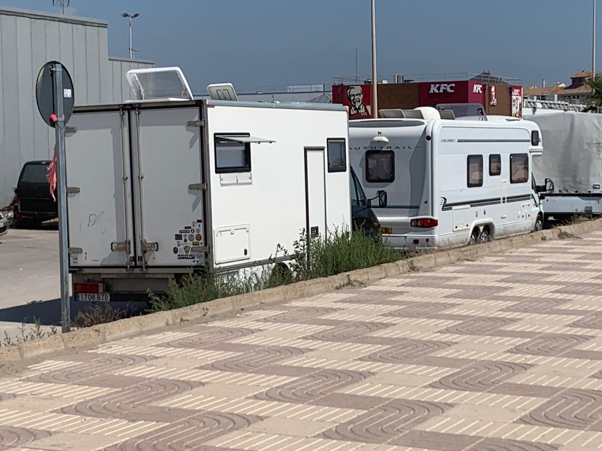 elamorderafita's tweet photo. Todos los años el mismo problema. Parking de Leroy Merlin, tierra de nadie... ¿ Hasta cuándo los vecinos tenemos que soportar que los responsables no se hagan cargo? @ayto_alboraya @PoliciaAlboraia @lasprovincias @levante_emv https://t.co/0gnY22yLdF