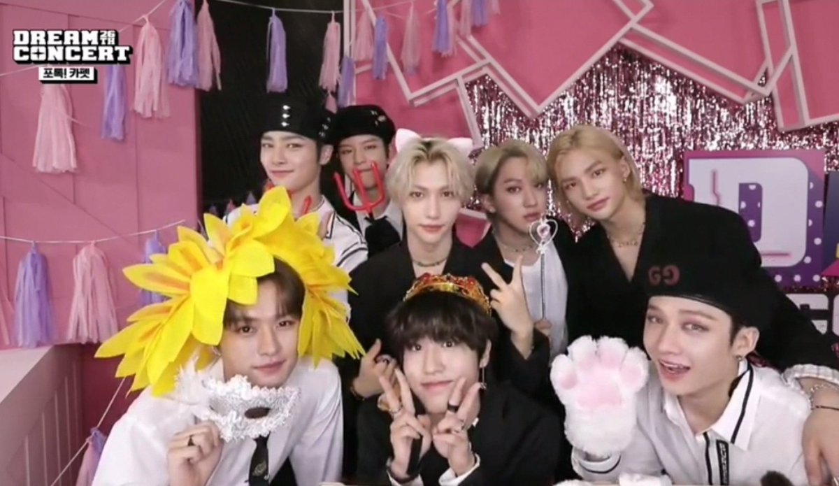 феликс аргайл felix argyle. Stray kids обнимаются. Stray kids участники 2020. Stray kids рождество 2020. феликс из stray kids.