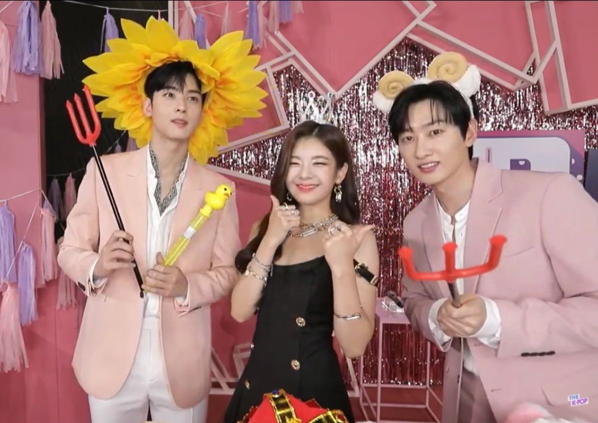 mainlyeji's tweet photo. MC Lia's Photo Time with Eunwoo and Eunhyuk https://t.co/KrUEf6gJ31