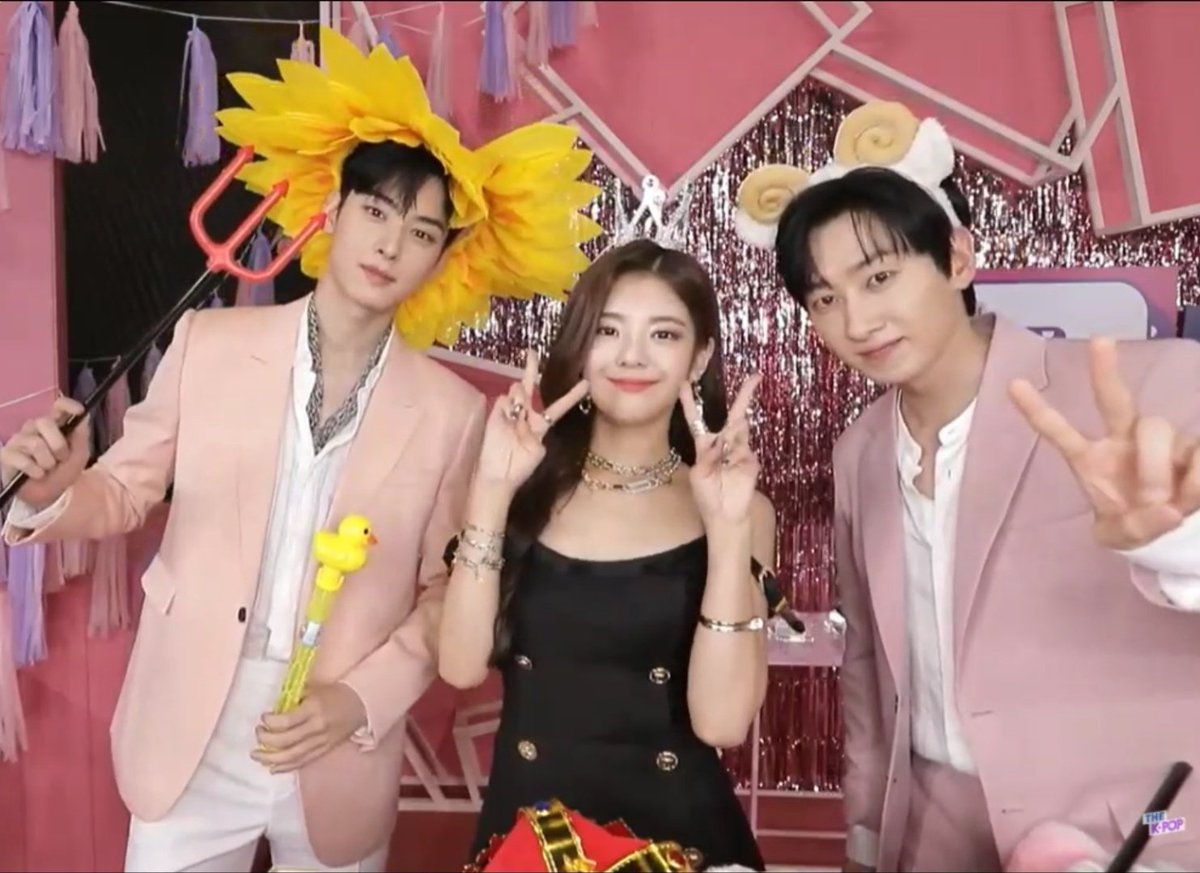 mainlyeji's tweet photo. MC Lia's Photo Time with Eunwoo and Eunhyuk https://t.co/KrUEf6gJ31