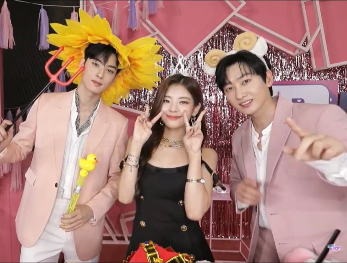 mainlyeji's tweet photo. MC Lia's Photo Time with Eunwoo and Eunhyuk https://t.co/KrUEf6gJ31