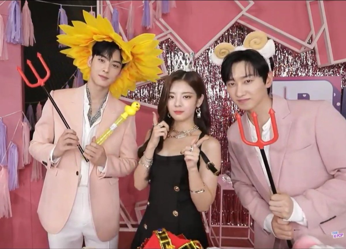 mainlyeji's tweet photo. MC Lia's Photo Time with Eunwoo and Eunhyuk https://t.co/KrUEf6gJ31